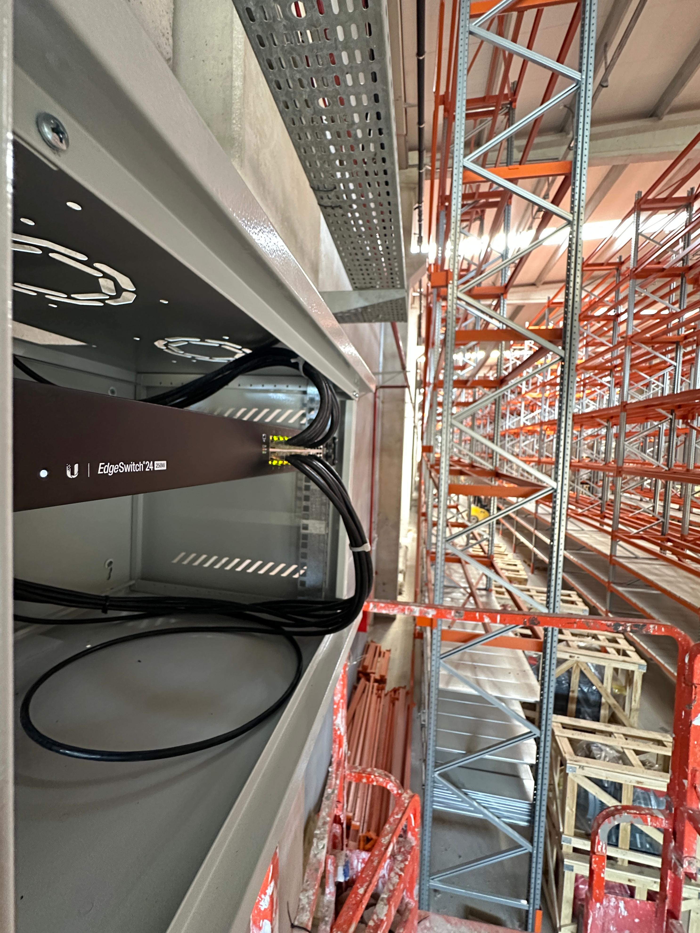 Depo içerisinde kurulan UniFi U6+ access point