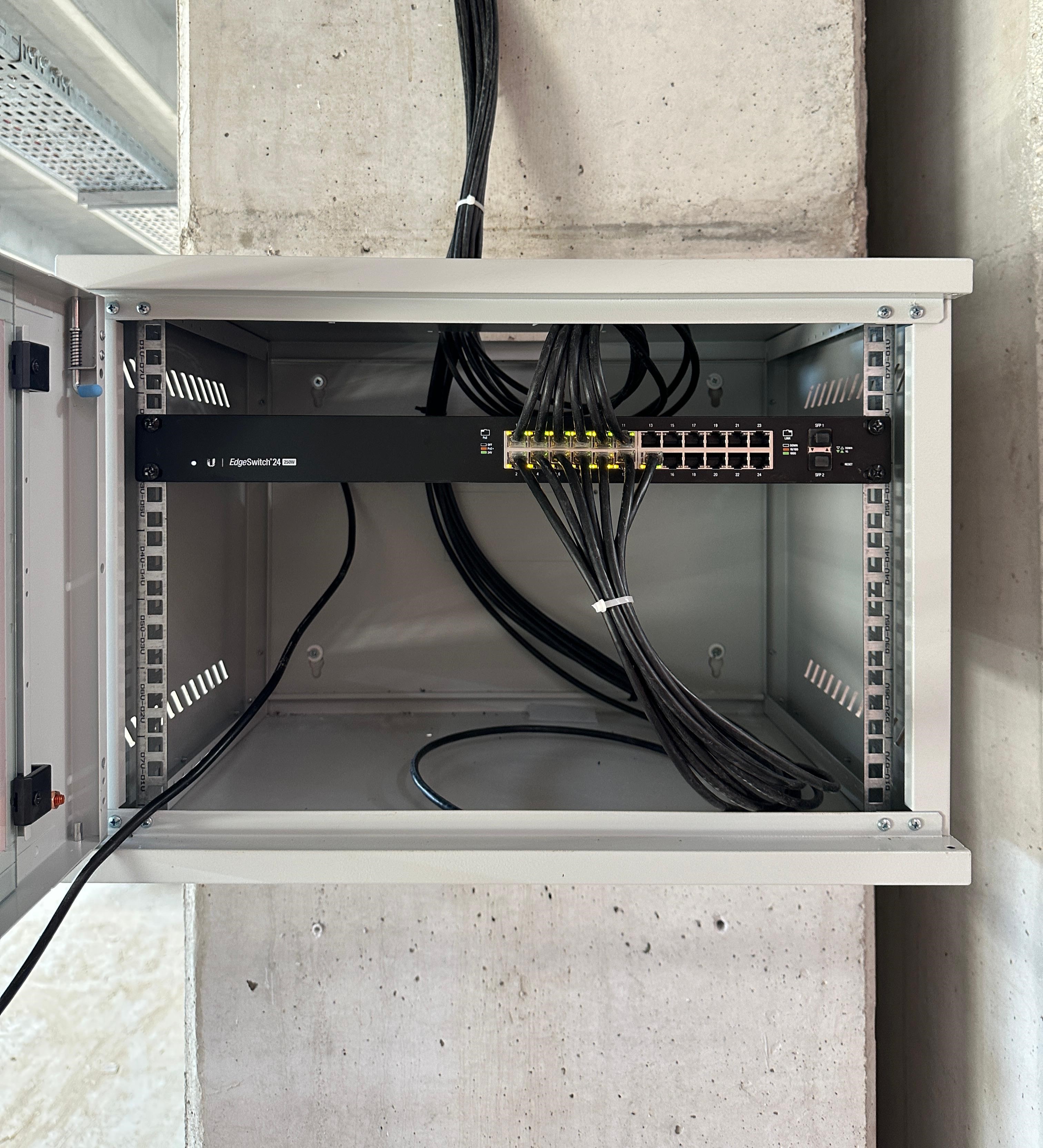 Depo alanında access point ve kabinet montajı