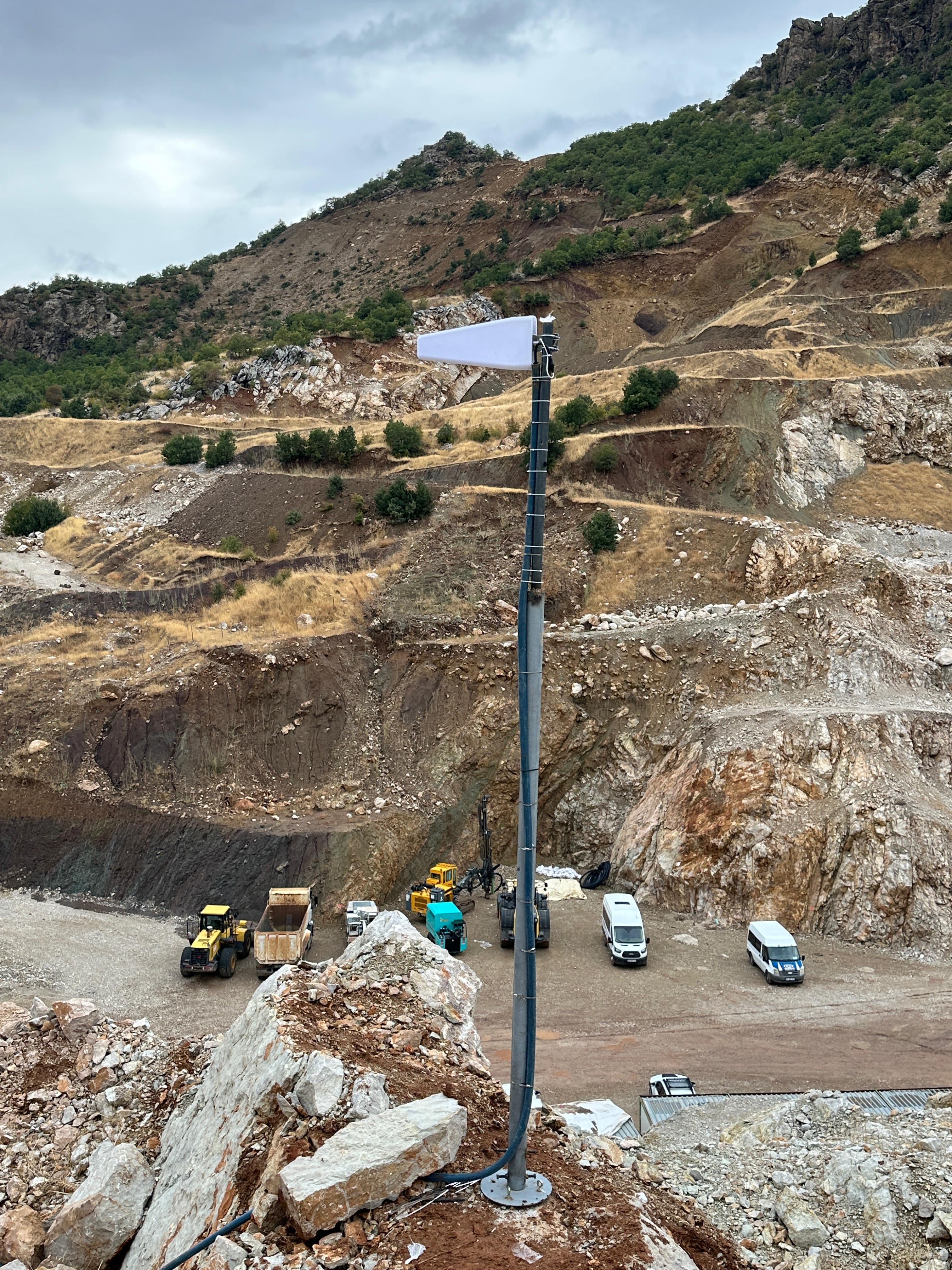 Maden sahası yüksek kazançlı dış ortam GSM anten kurulumu